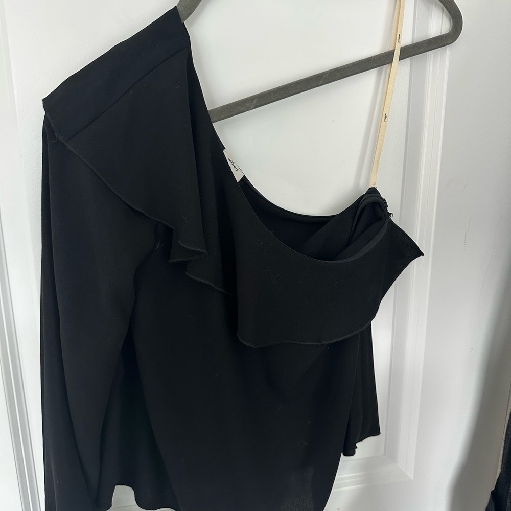 Wilfred Black One-Shoulder Ruffled Top
